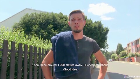 Ein durchtrainierter Kerl wechselt von heterosexuellen zu homosexuellen Aktivitäten im Freien