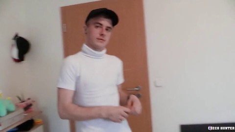 Der unersättliche junge Twink Jan Blatnik zeigt seine Fähigkeiten im Blasen und bietet sein enges Loch an.