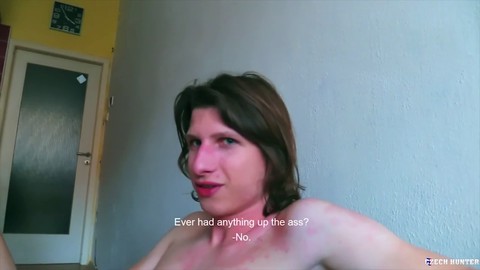 Jock dai capelli lunghi non si trattiene nel praticare il deepthroat e farsi scopare per guadagnare soldi extra